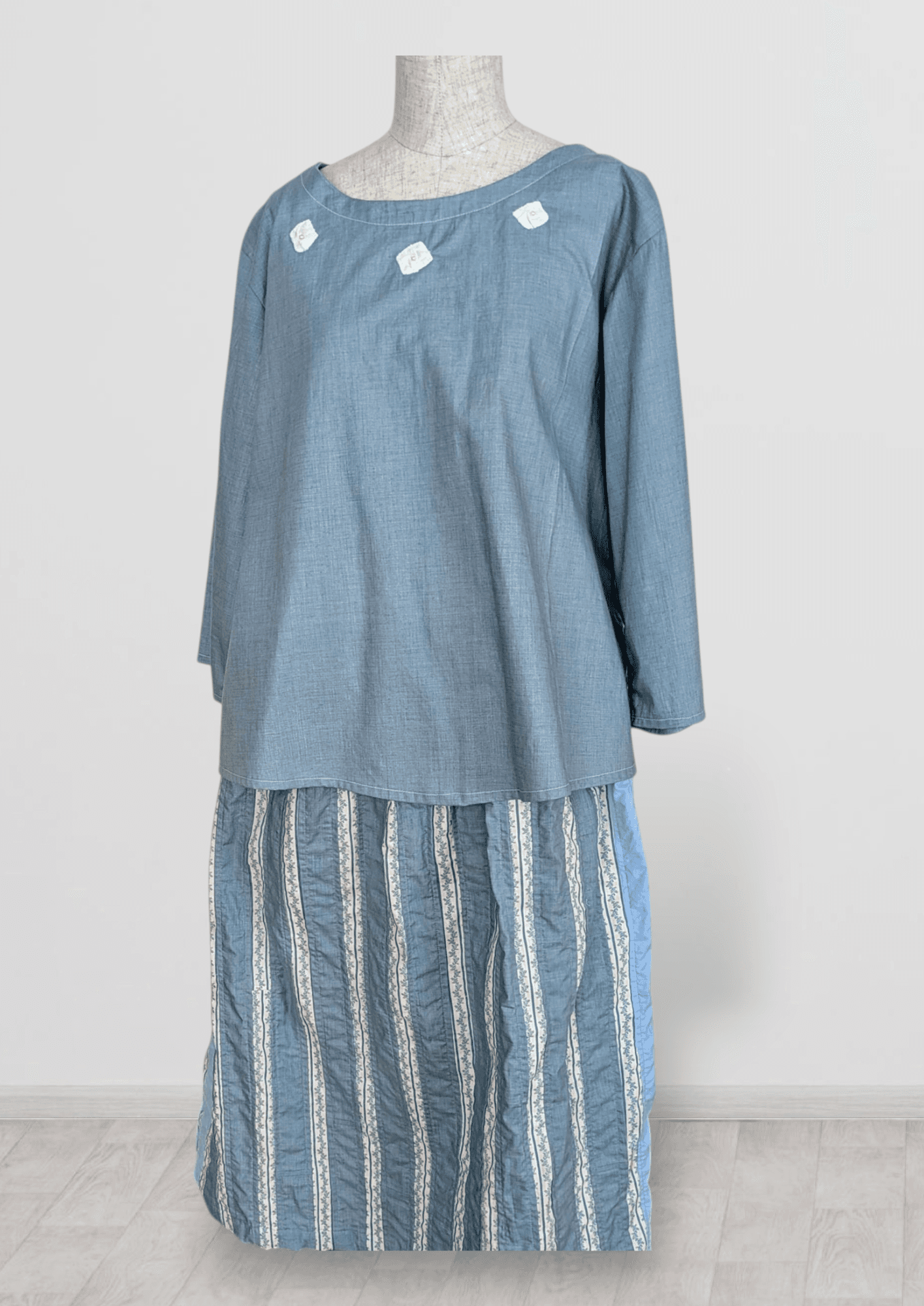 【ひんやりセット2025】白の紫陽花の花びらがポイントのブラウス＆パッチワークストライプのギャザースカートセットアップ