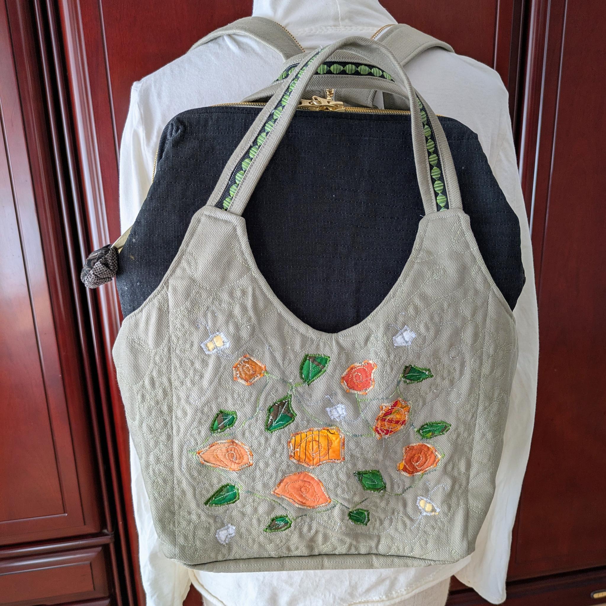 ポケットがいっぱい〜オレンジの薔薇の花と蝶がポイントの重ね着3WAYリュック