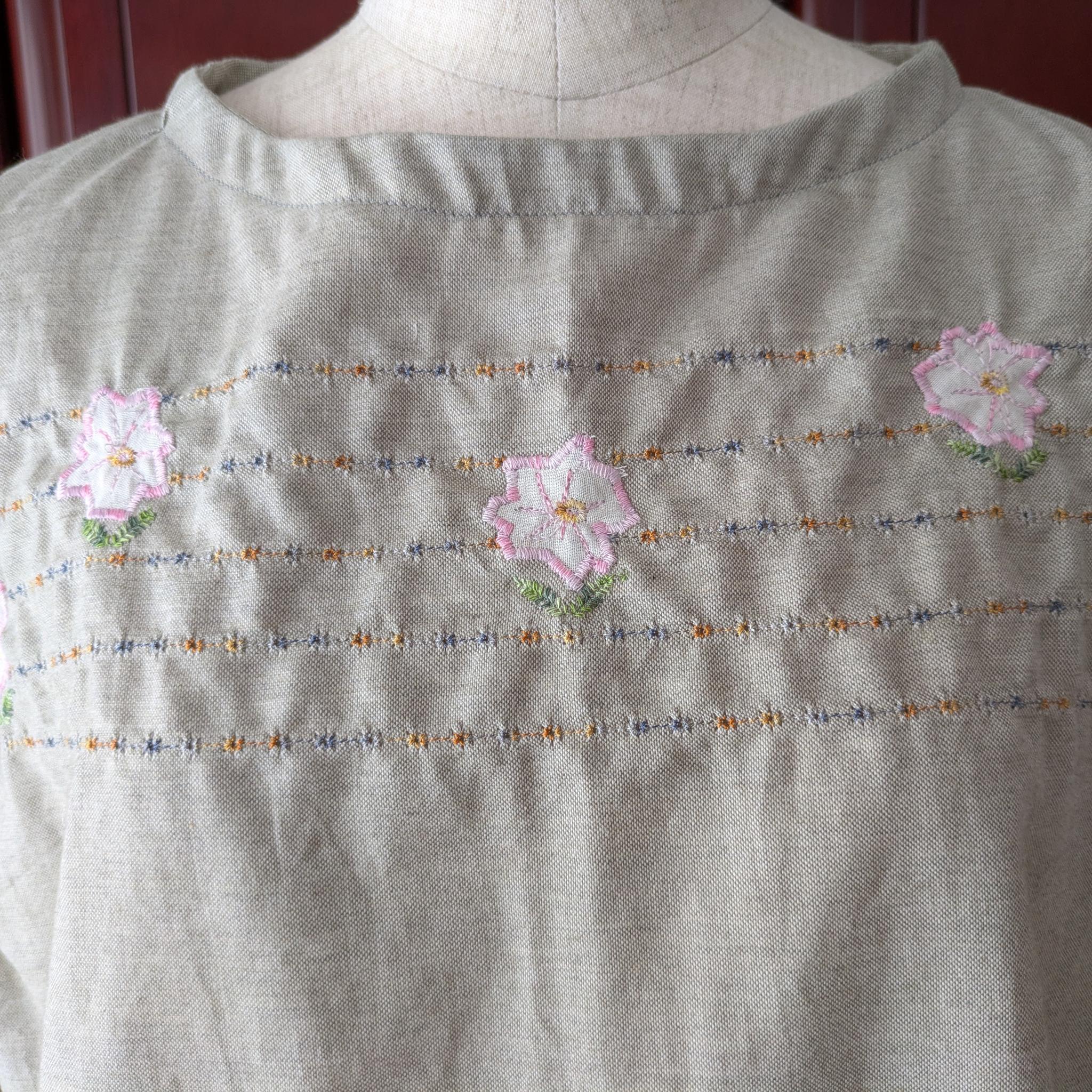 【秋新作】セットアップ対応*綿オックスコスモス刺繍フレンチスリーブ・ボトルネックブラウス(アームホール38cm) | 2枚目