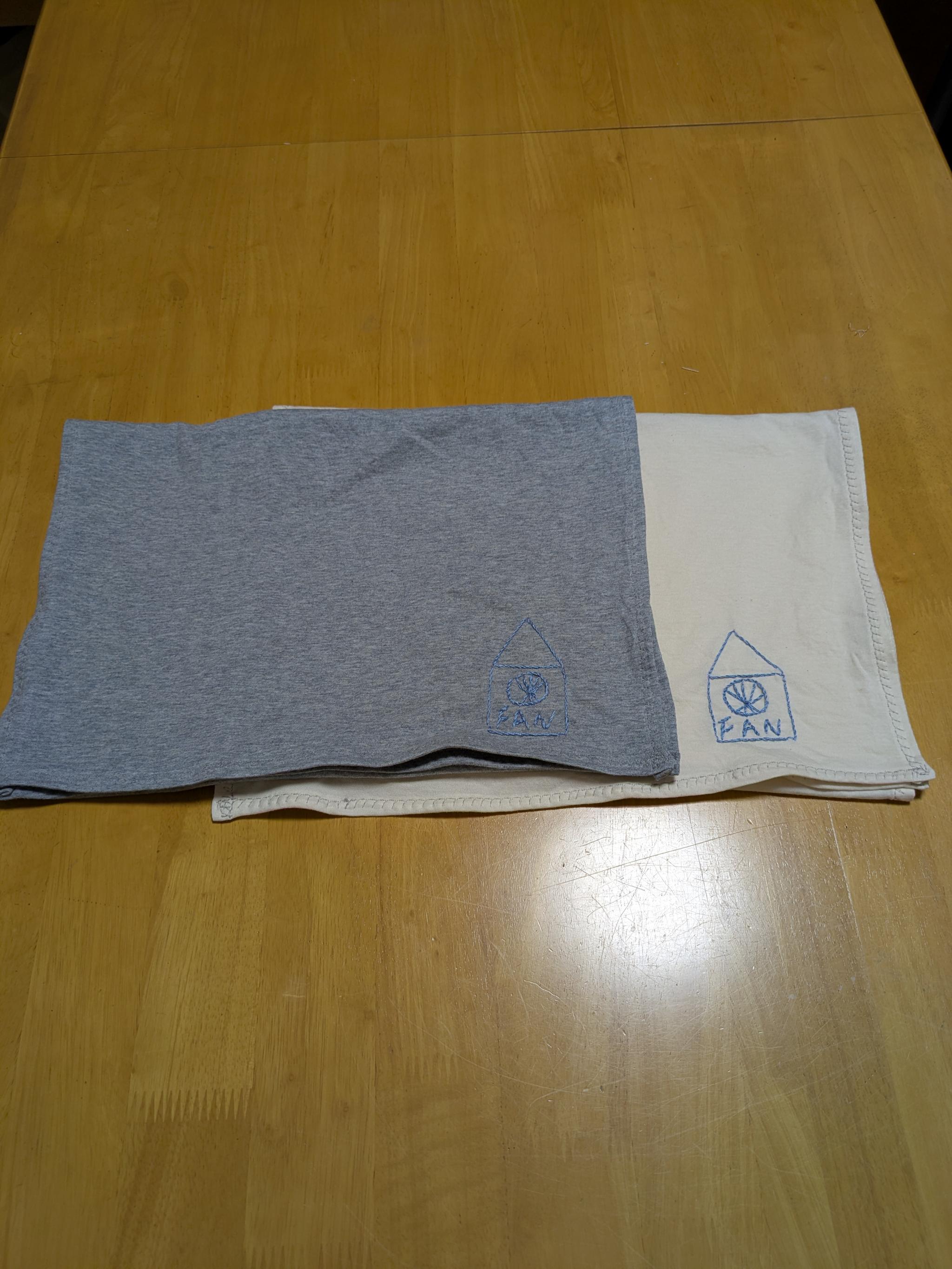 【選べる2色】お肌に優しいオーガニックコットン天竺・手刺繍入りスポーツタオル(ホワイト&グレー) | 2枚目