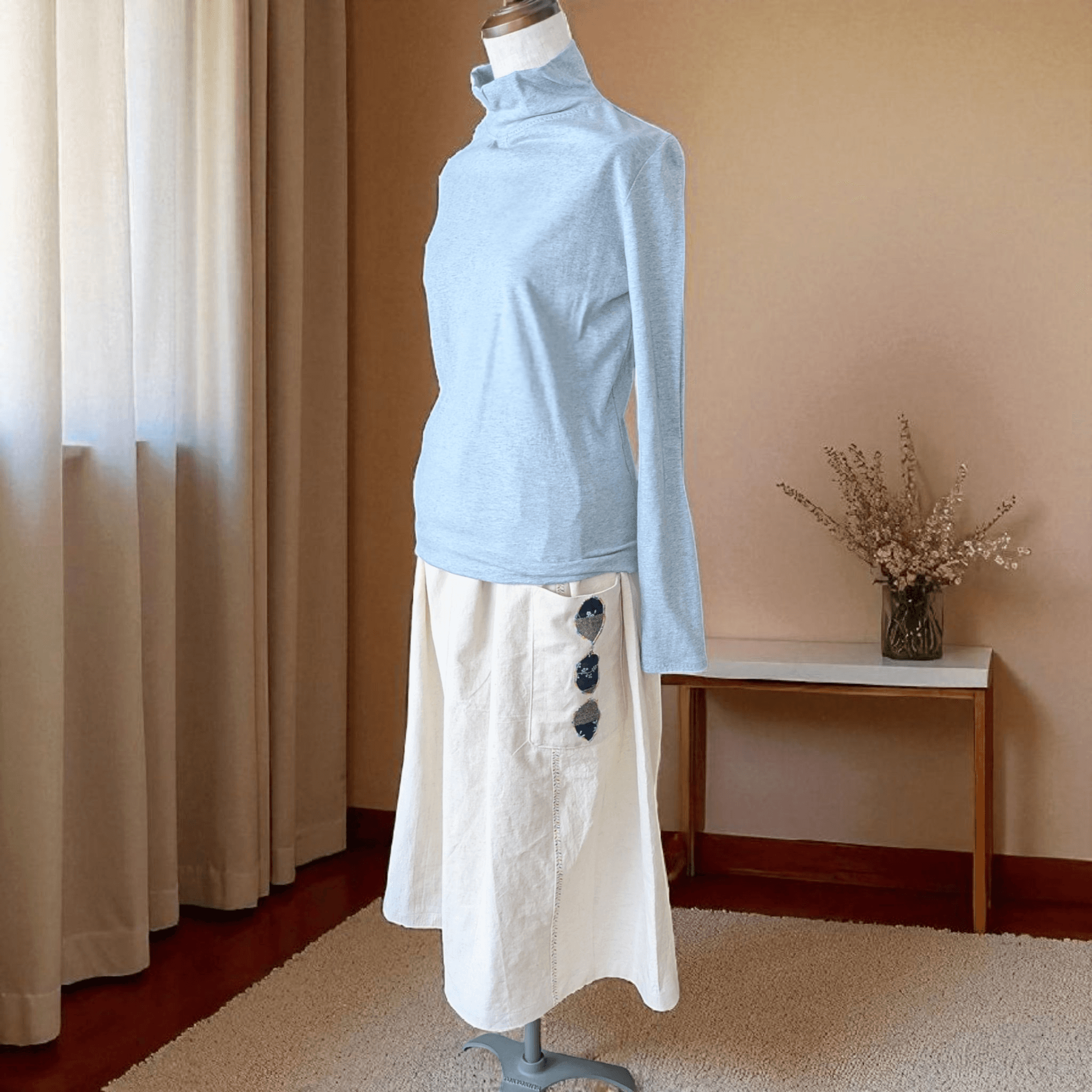 便利なサイドのアップリケポケット&いろいろミシンステッチが楽しい【綿麻キャンバス】スリムカーゴスカート1枚目の画像